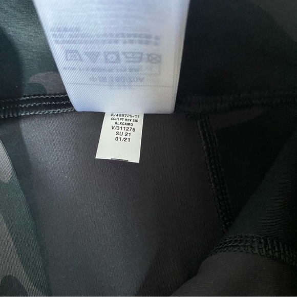 GapFit sculpt revolution Capri-length legging camo size small NWT - Picture 6 of 8